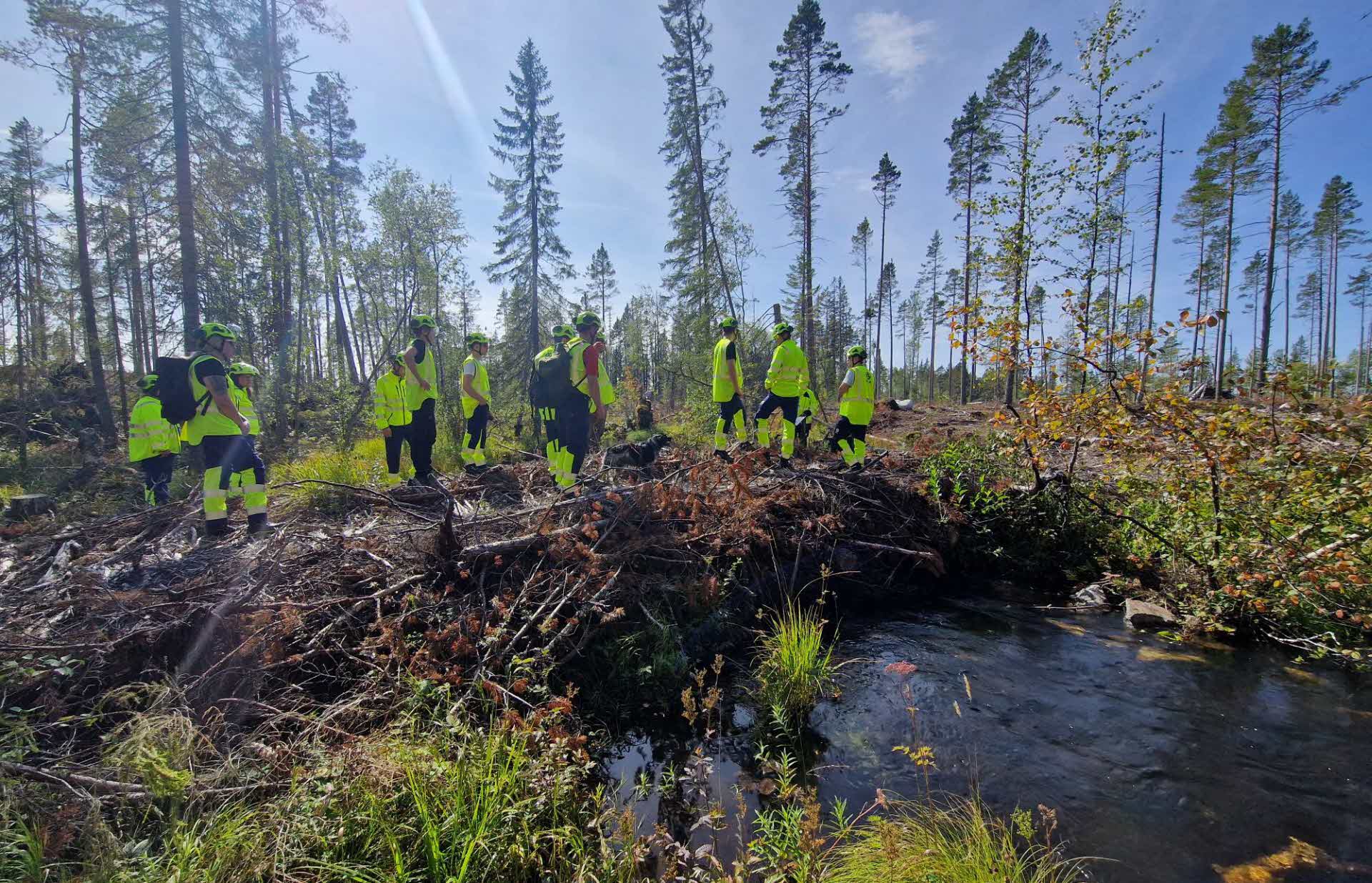 Blivande maskinförare kollar på en överfart som byggt över en bäck