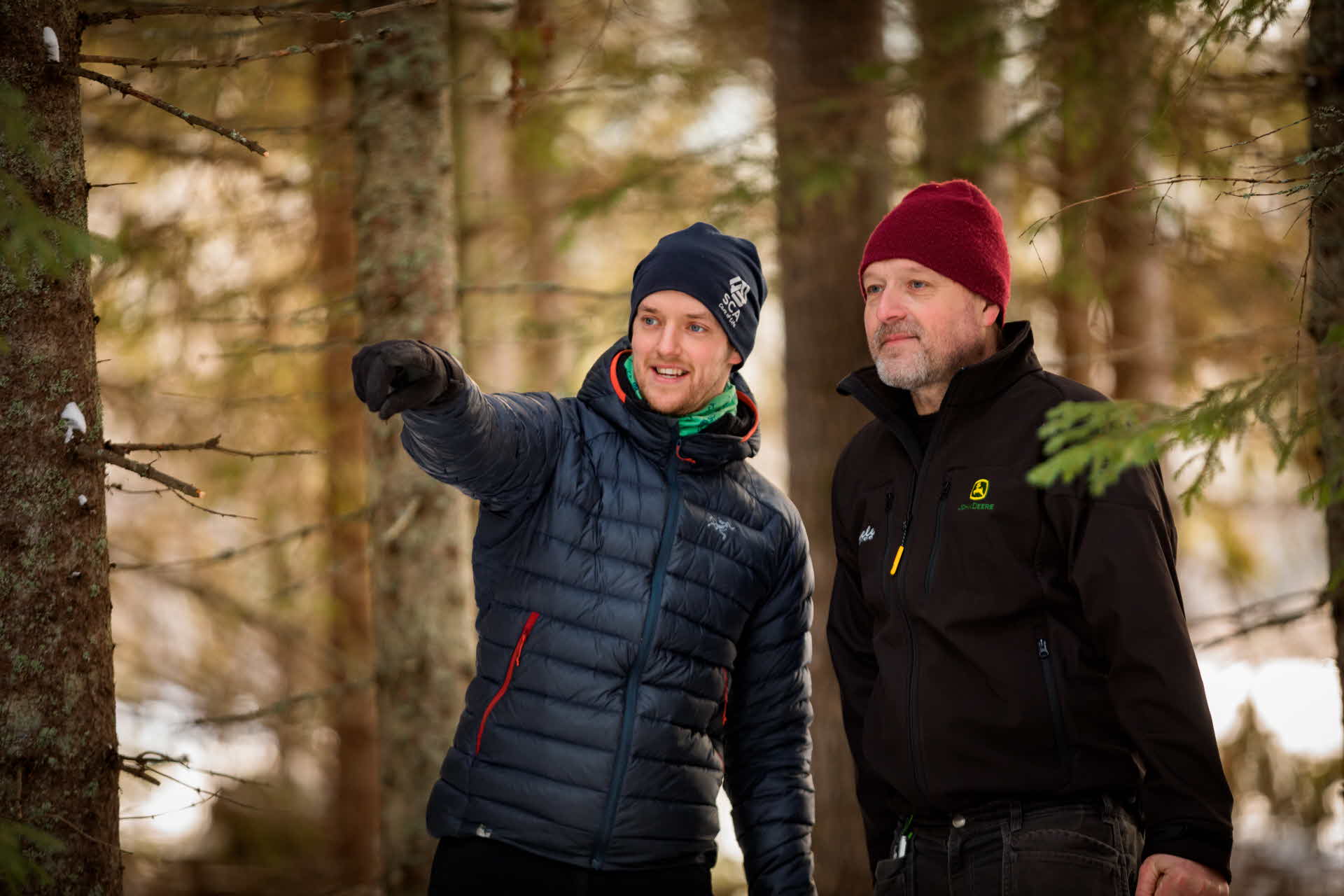 Virkesköpare och skogsägare i skogen