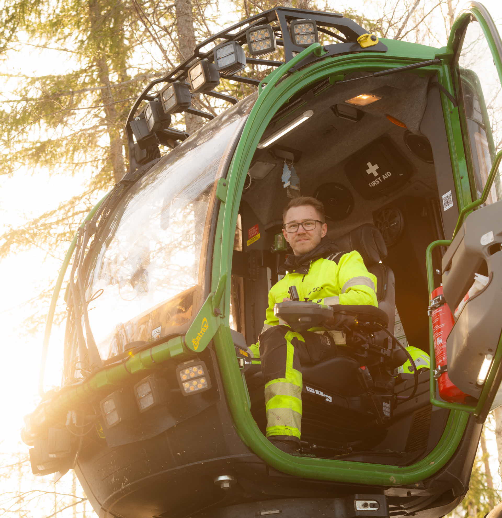 skogsmaskinförare i förarhytten