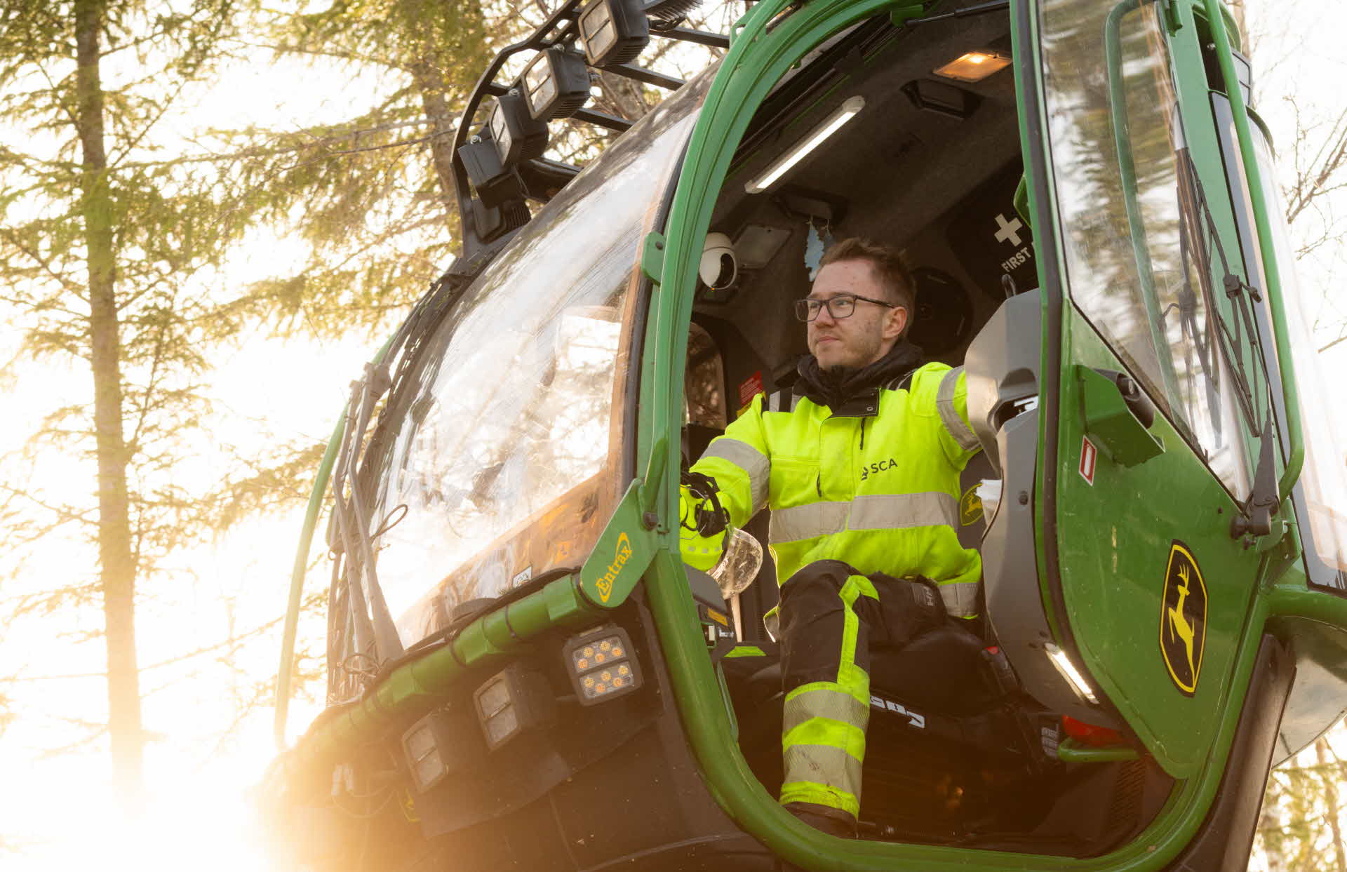 Skogsmaskinförare tittat ut från förarhytten