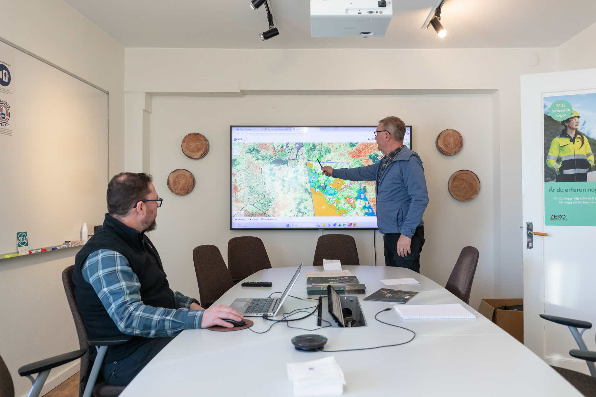 Skogsägare och virkesköpare tittar på kartan