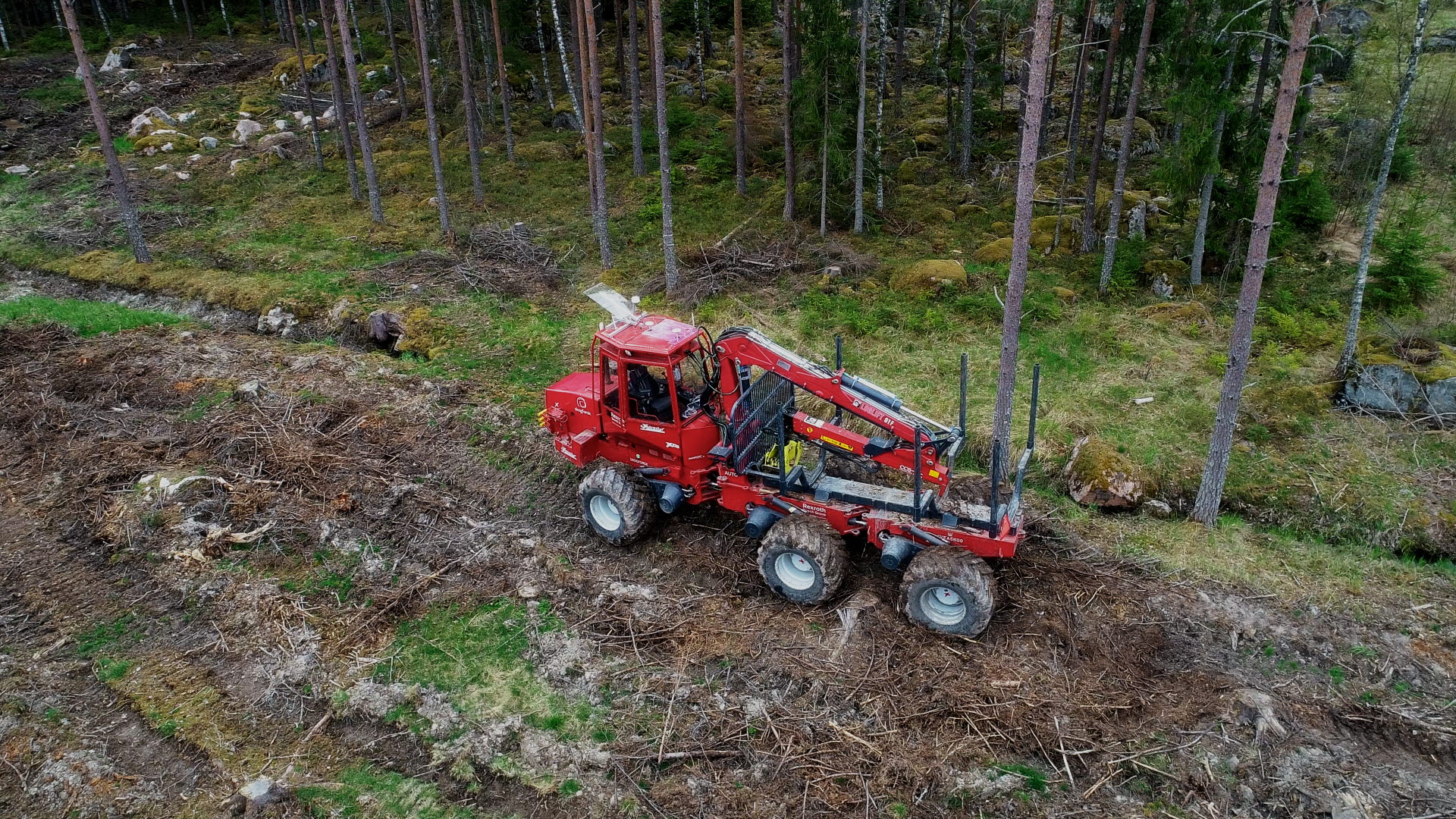 5G utrustad drönar styr skogsmaskin