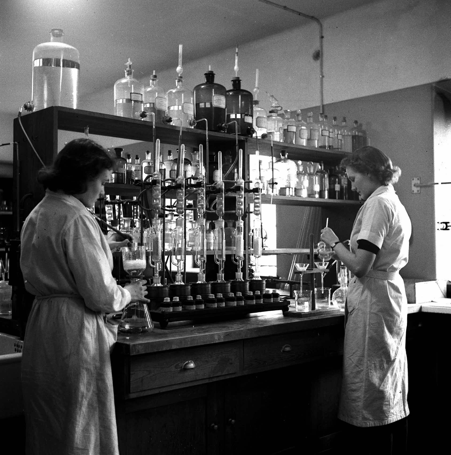 Two women in SCA's central laboratory in Östrand in 1938.