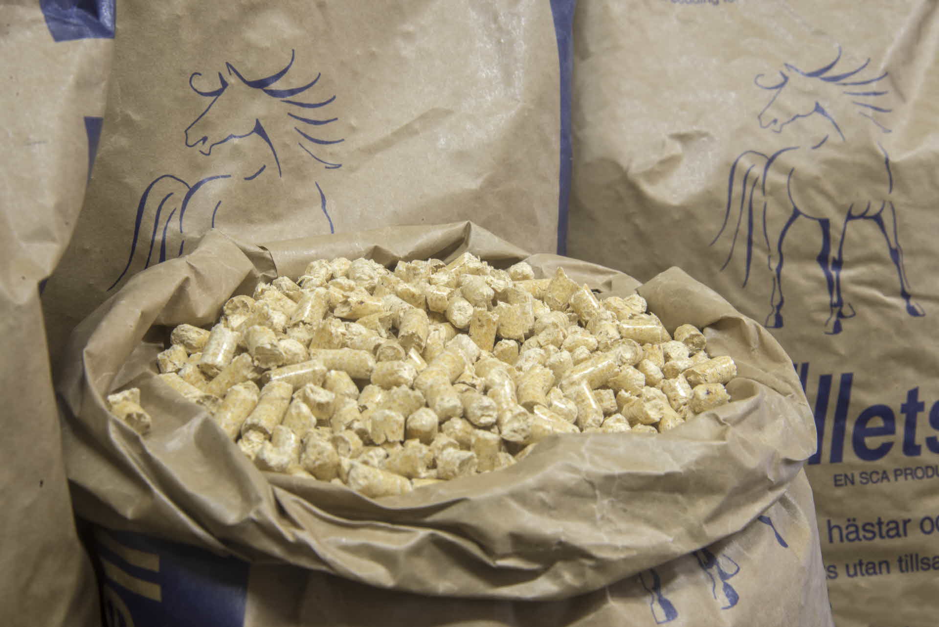 Öppen säck med stallpellets