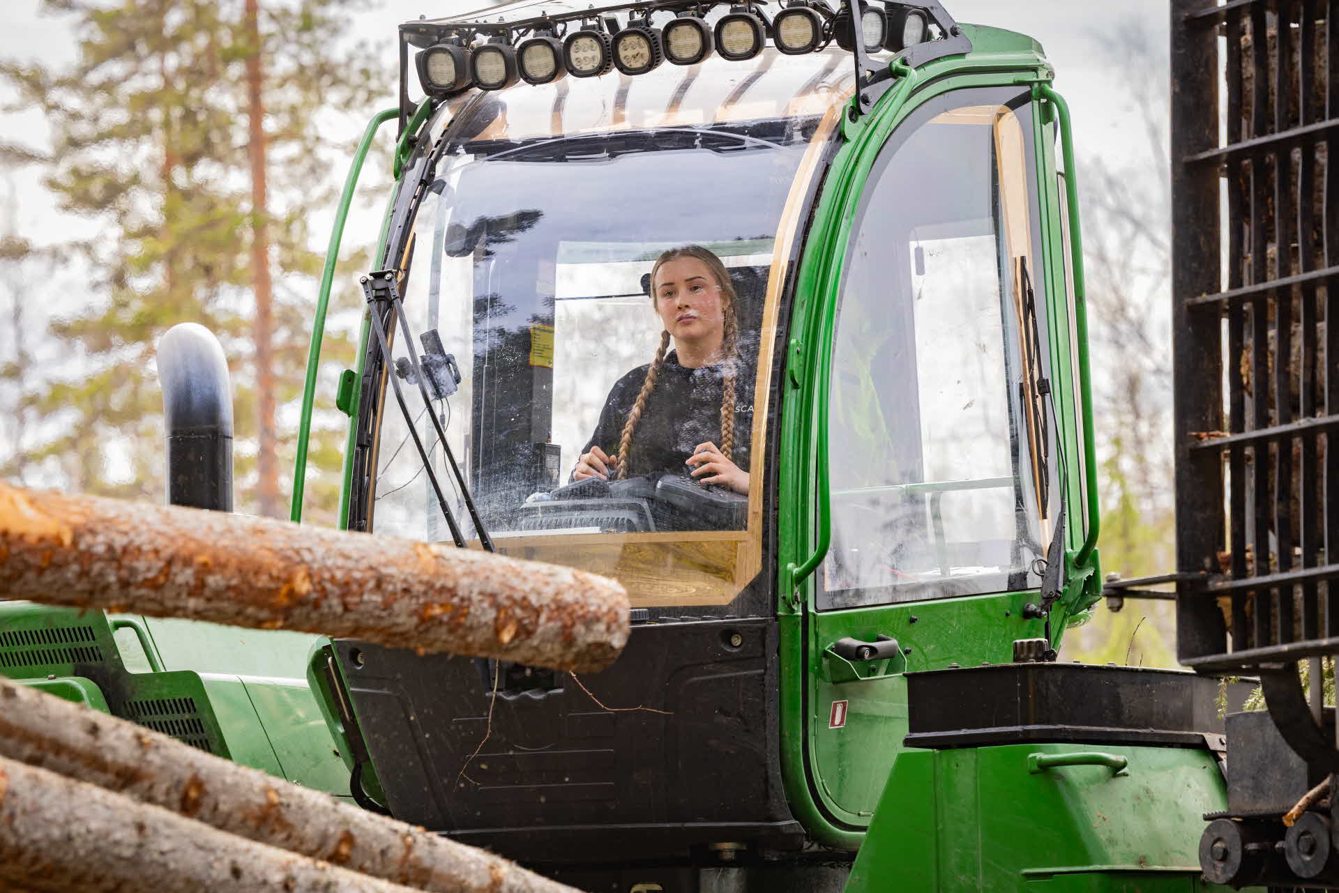 Skotarförare lastar virke i skogen